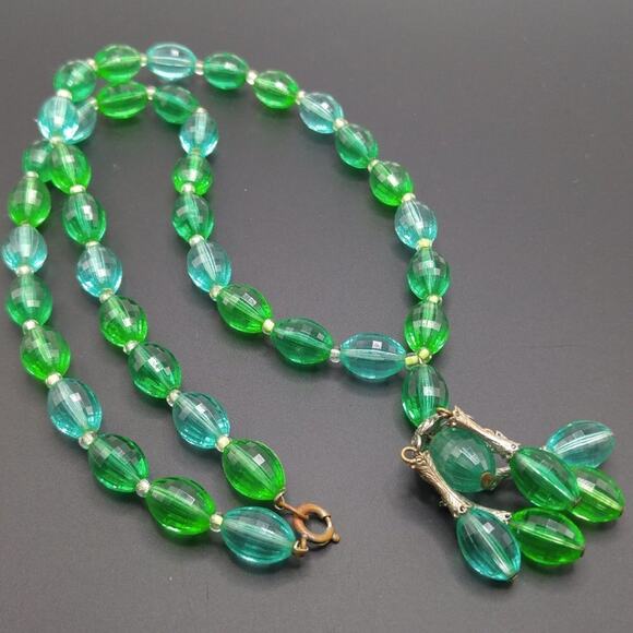 Vintage 1950s Lucite Faceted Green Blue-Green Beaded Necklace, Length 26 Inches - Picture 9 of 11